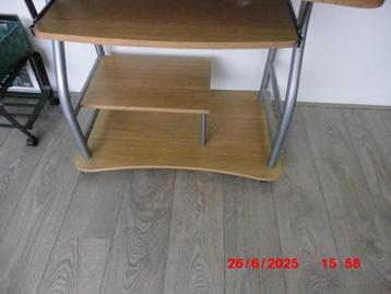 BUREAU/WERK/HOBBYTAFEL GRATIS OP TE HALEN VOOR 26-7 AS beschikbaar voor biedingen