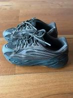 Yeezy boost 700 V2, Ophalen of Verzenden, Zo goed als nieuw