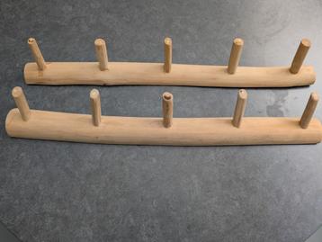 Twee Houten Wandkapstokken beschikbaar voor biedingen