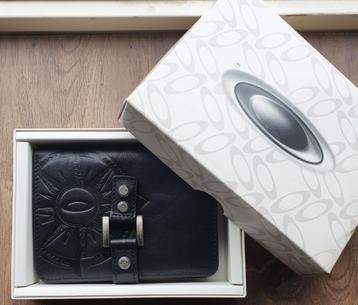 Nieuw OAKLEY leren portemonnee met geschenkdoos beschikbaar voor biedingen