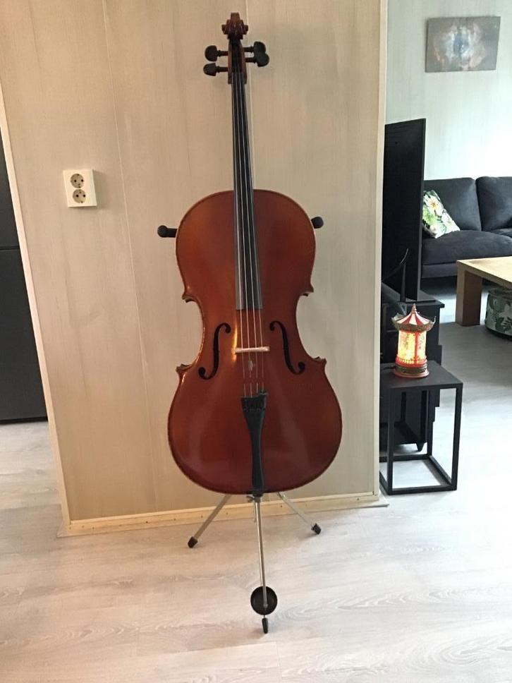 Cello 1/1, Muziek en Instrumenten, Strijkinstrumenten | Cello's, Gebruikt, 4/4-cello, Met koffer, Ophalen