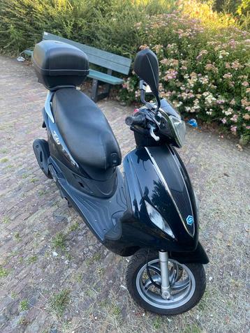 Piaggio New Fly 50cc – Incl. 2 helmen + slot beschikbaar voor biedingen