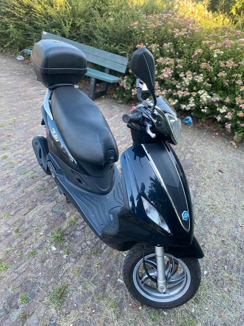 Piaggio New Fly 50cc – Incl. 2 helmen + slot, Fietsen en Brommers, Scooters | Piaggio, Zo goed als nieuw, Fly, Maximaal 25 km/u