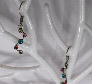 ZILVERKLEURIG ZIGZAG OORBELLEN VOORZIEN VAN STEENTJE beschikbaar voor biedingen