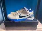 Nike Kobe 4 Protro Barcelona Team Gold Maat 45, Kleding | Heren, Schoenen, Overige kleuren, Nike, Nieuw, Ophalen of Verzenden