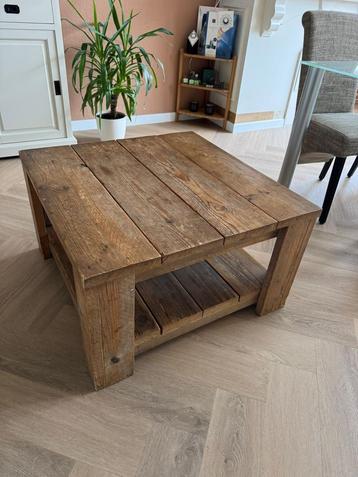 Robuuste houten salontafel beschikbaar voor biedingen