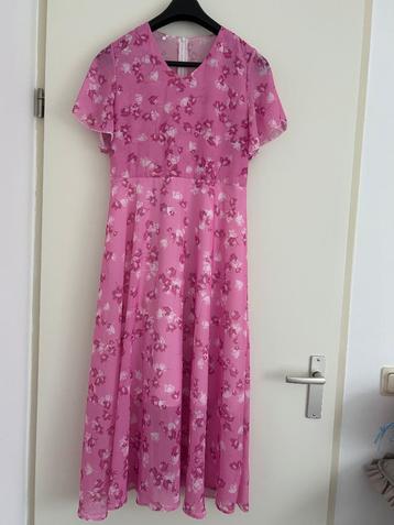 :Mooie roze jurk met bloemen voor de lente en zomer beschikbaar voor biedingen