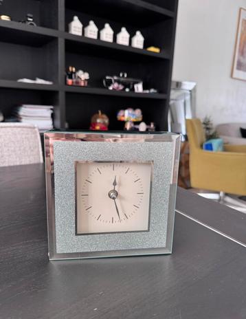 Spiegel klok beschikbaar voor biedingen