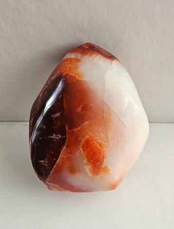 Carneool fakkelkristal beschikbaar voor biedingen
