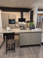 Mooie taupe showroomkeuken met composiet blad, Huis en Inrichting, Keuken | Complete keukens, Ophalen, Overige kleuren, Dubbelwandige keuken