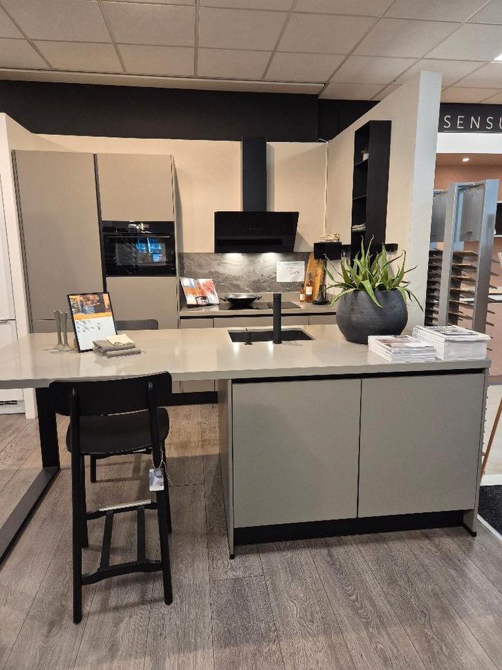 Mooie taupe showroomkeuken met composiet blad, Huis en Inrichting, Keuken | Complete keukens, Zo goed als nieuw, Dubbelwandige keuken