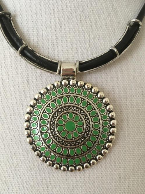 Groene ronde ketting en oorbellen set, Sieraden, Tassen en Uiterlijk, Kettingen, Nieuw, Kunststof, Zwart, Met hanger, Verstelbaar