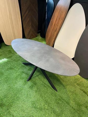 Eettafel in beton look donker grijs ovaal 180x90 beschikbaar voor biedingen