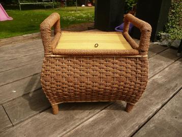 Vintage gevlochten naaimand beschikbaar voor biedingen