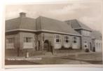 Brielle, Langestraat 1952 ZIE POSTZEGEL, Verzamelen, Ansichtkaarten | Nederland, Ophalen of Verzenden, 1940 tot 1960, Gelopen