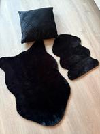 Mooie zwarte set: kussen en twee (nepbont) kleedjes - ZGAN, Huis en Inrichting, Woonaccessoires | Kussens, Ophalen of Verzenden