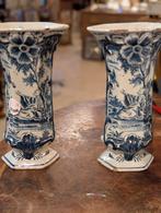 2 antieke vazen Delft 26 cm hoog 18 eeuw. €110., Antiek en Kunst, Antiek | Vazen, Ophalen
