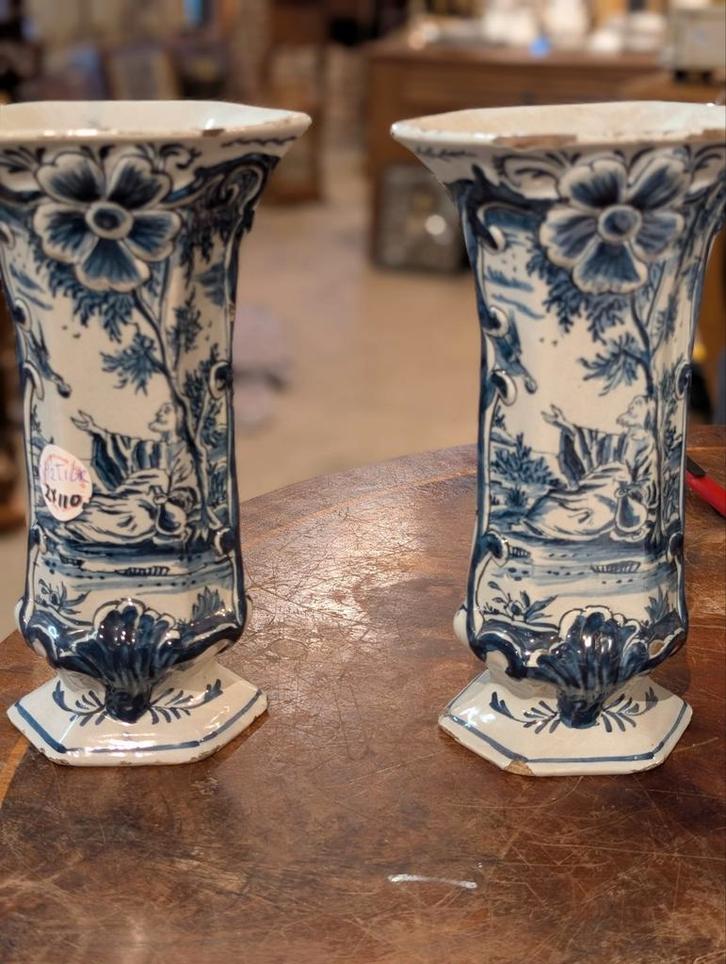 2 antieke vazen Delft 26 cm hoog 18 eeuw. €110., Antiek en Kunst, Antiek | Vazen, Ophalen