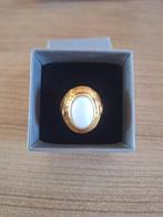 18 Karaats Geelgouden Adelaar Ring Wit Ovaal Cabochon Steen, 20 of groter, Heer, Ophalen of Verzenden, Zo goed als nieuw
