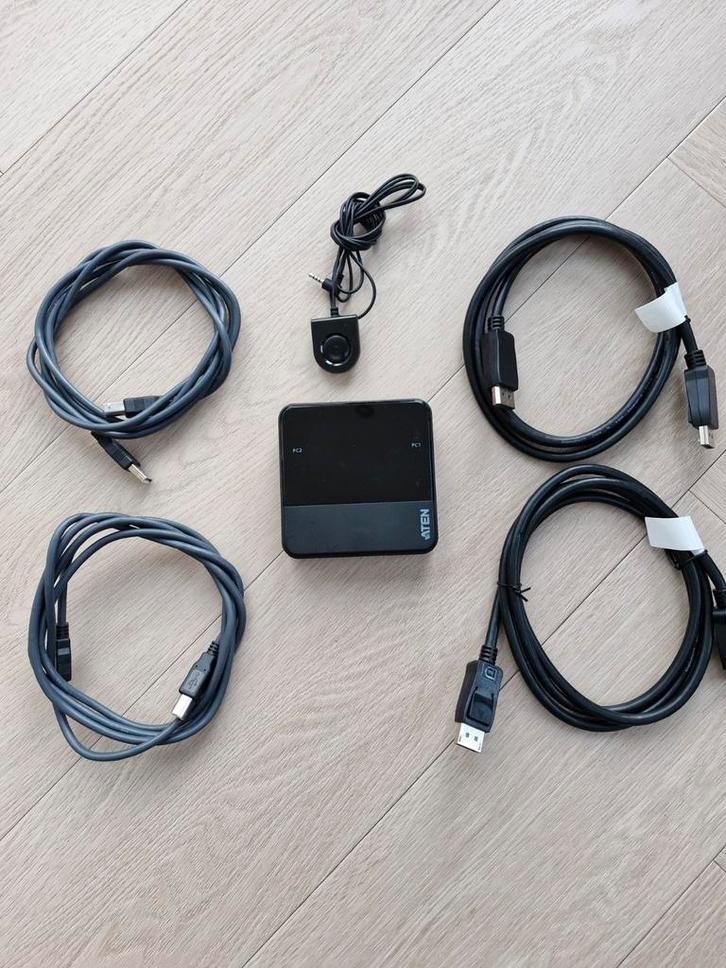 2-Poorts USB DisplayPort KVM-switch (4K), Audio, Tv en Foto, Converters, Gebruikt, Ophalen of Verzenden
