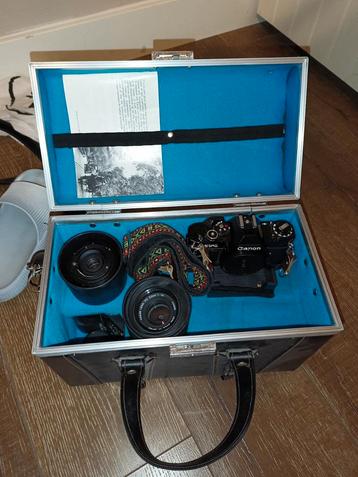 Canon AV-1 met 3 lenzen en flitser in koffertje beschikbaar voor biedingen