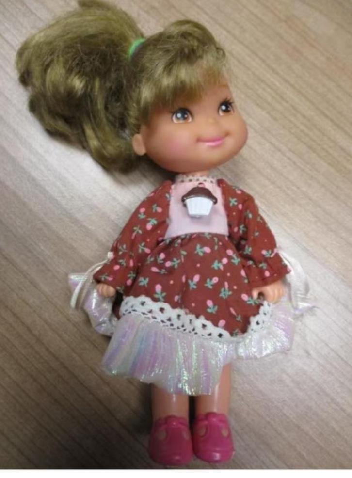 1988 MATTEL CHERRY MERRY MUFFINS CHOCOLOTTIE DOLL, Verzamelen, Poppen, Zo goed als nieuw, Fashion Doll, Verzenden
