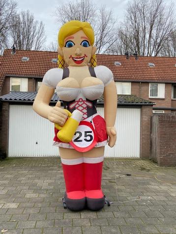 Sarah Tiroler opblaasfiguur pop 4m hoog te huur  beschikbaar voor biedingen