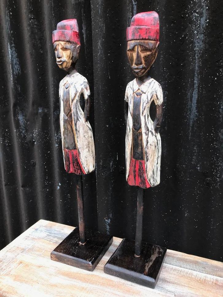 Oosterse houtsnijwerk pop rood op statief uit bali 55 cm, Antiek en Kunst, Kunst | Beelden en Houtsnijwerken, Ophalen of Verzenden