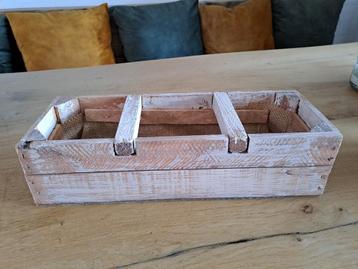Houten kistje als plantenbak.  beschikbaar voor biedingen
