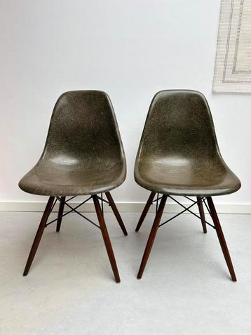 2 st. Charles & Ray Eames  Fiberglass Side Chair DSW 1950 beschikbaar voor biedingen