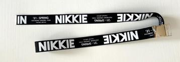 NIEUW! Nikkie (extra lange) riem zwart met witte logoband beschikbaar voor biedingen