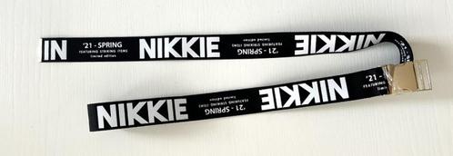 NIEUW! Nikkie (extra lange) riem zwart met witte logoband, Kleding | Dames, Riemen en Ceinturen, Nieuw, 100 cm of meer, 3 tot 5 cm