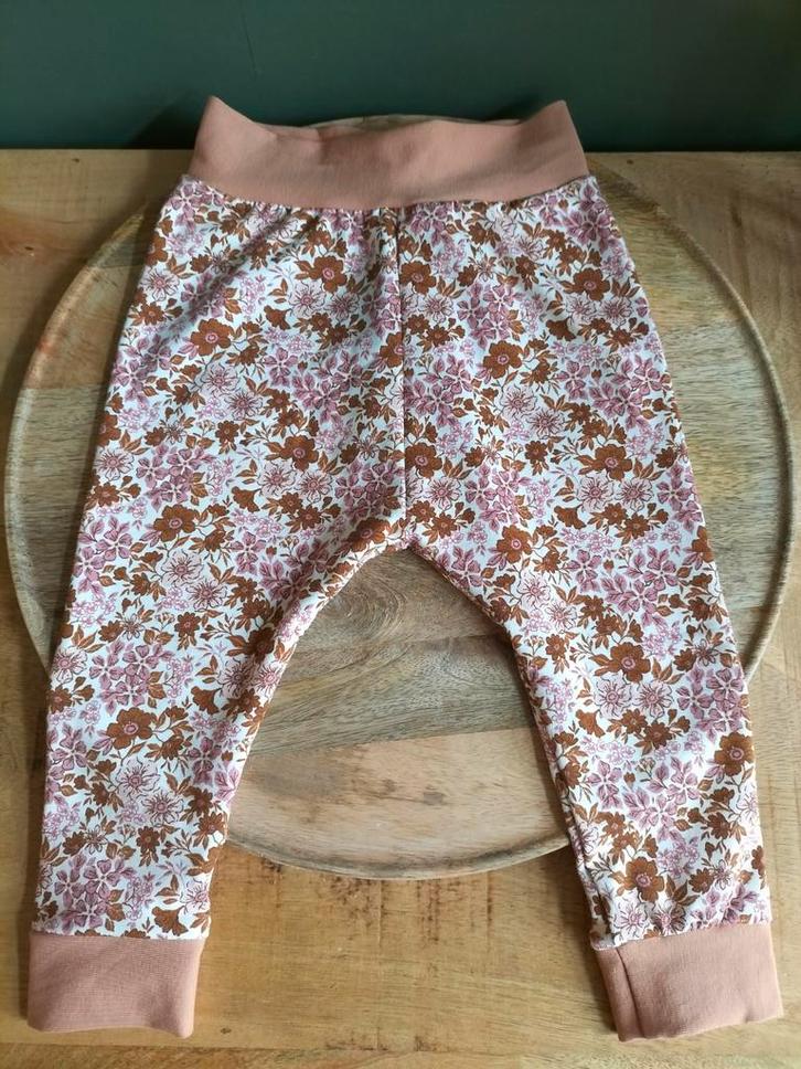 Nieuw handgemaakt • Tricot Broekje bloemen • 80/86, Kinderen en Baby's, Babykleding | Maat 80, Nieuw, Meisje, Broekje, Ophalen of Verzenden