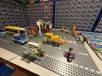 LEGO City tank- en busstation, kermis en wegenplaten  beschikbaar voor biedingen