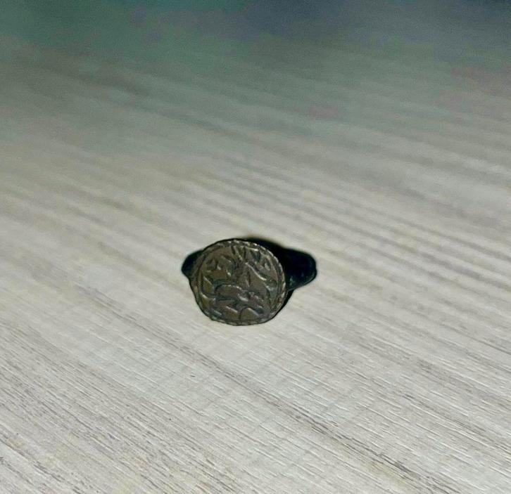 Zeer oude bronzen ring met inscriptie, Antiek en Kunst, Antiek | Koper en Brons, Brons, Ophalen of Verzenden