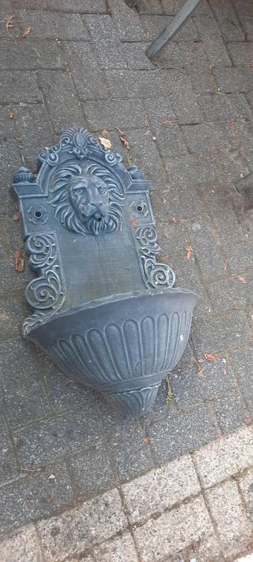 Prachtige sfeervolle stenen wandfontein met leeuwenkop beschikbaar voor biedingen