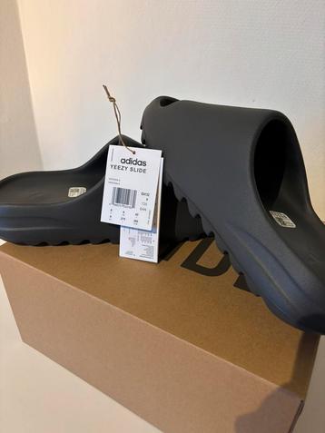 Yeezy Slide Granite Maat 43 beschikbaar voor biedingen
