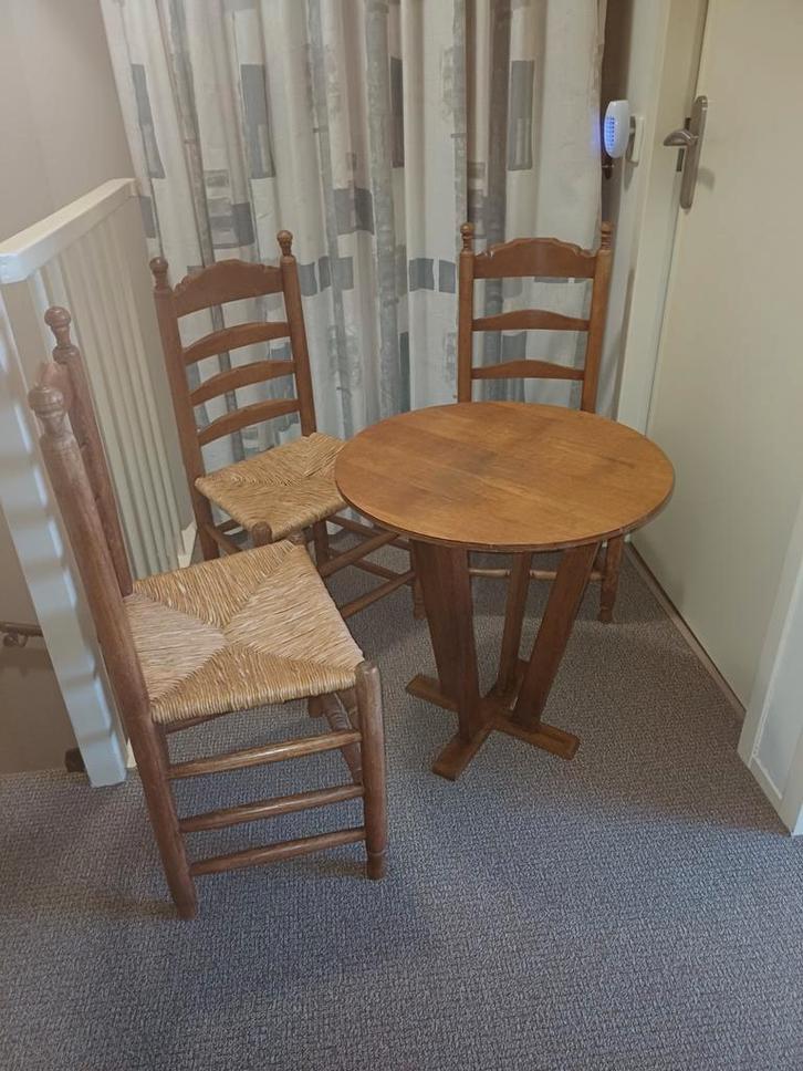 Rond tafeltje met 3 rieten stoeltjes, Huis en Inrichting, Complete eetkamers, Ophalen
