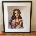 Mooi meisje met twee rozen bééldig fijn geborduurd ingelijst, Minder dan 50 cm, Ophalen of Verzenden, Zo goed als nieuw, Schilderij