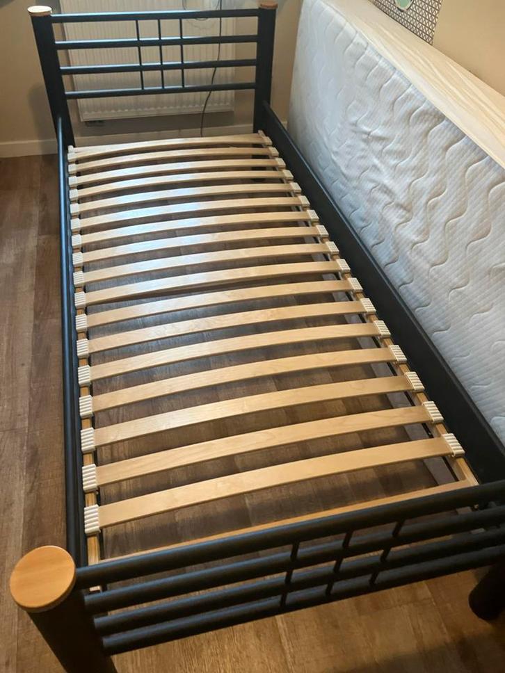 Eenpersoonsbed / Zwart metaal 210x90, Huis en Inrichting, Slaapkamer | Bedden, Gebruikt, Eenpersoons, 90 cm, 210 cm, Metaal, Zwart