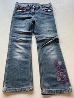 Leuke denim spijkerbroek met bloem 122, Kinderen en Baby's, Kinderkleding | Maat 122, Verzenden, Zo goed als nieuw, Meisje, Broek