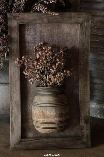 Houten lijst met kruik in de kleur 'vintage brown' beschikbaar voor biedingen