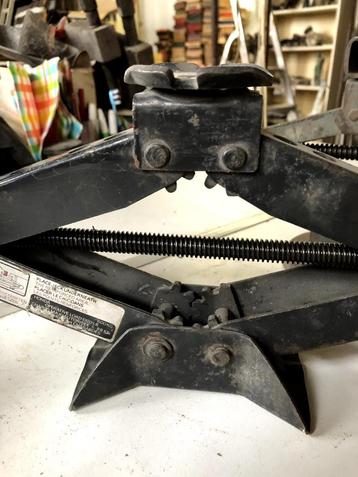 Antieke krikken beschikbaar voor biedingen