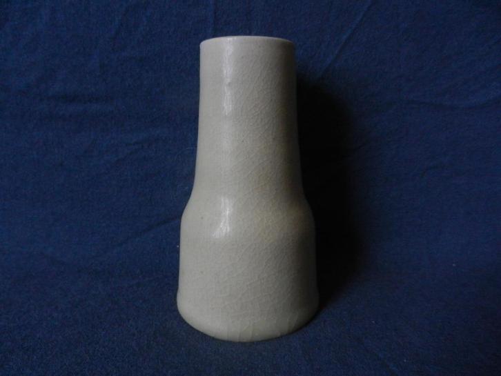 Vaasje met creme craquele glazuur Mobach Utrecht h. 10,4 cm, Antiek en Kunst, Antiek | Keramiek en Aardewerk, Ophalen of Verzenden