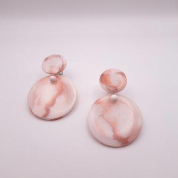 Marble roze oorhangers beschikbaar voor biedingen