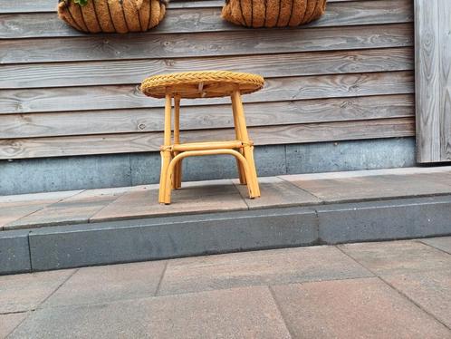 RIETEN BIJZETTAFEL/ SALONTAFELTJE., Huis en Inrichting, Tafels | Bijzettafels, Zo goed als nieuw, Rond, 45 tot 60 cm, 55 tot 75 cm