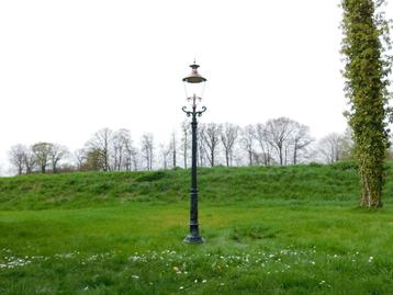 Tuinlamp, gietijzeren lantaarnpaal met kap, klassiek beschikbaar voor biedingen