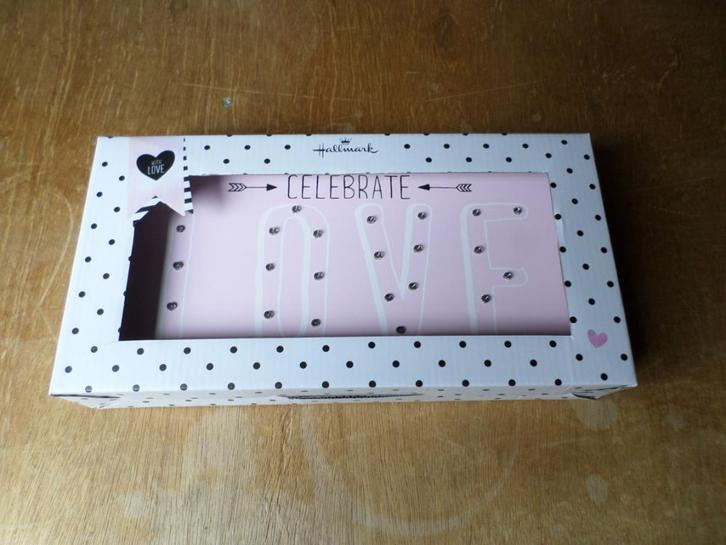 Hallmark Wandbord met Verlichting: LOVE, Huis en Inrichting, Woonaccessoires | Lijsten, Nieuw, Minder dan 50 cm, Minder dan 50 cm