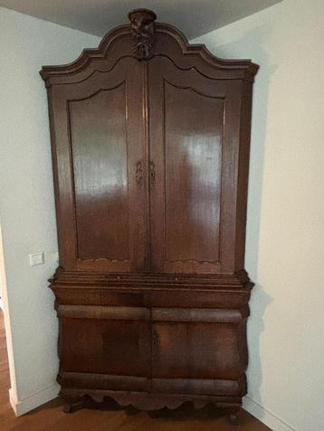 Unieke antieke hoekkast voor glazen en dranken beschikbaar voor biedingen