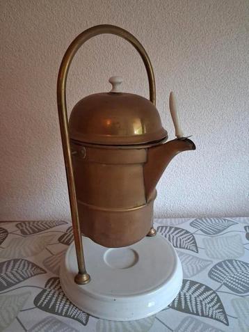 Antieke koperen / messing koffiepercolator met standaard beschikbaar voor biedingen